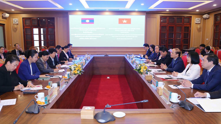 Buổi làm việc giữa Ban Tuyên giáo và Dân vận Trung ương với đoàn đại biểu Ủy ban Trung ương Mặt trận Lào xây dựng Đất nước. Ảnh: Thành Long