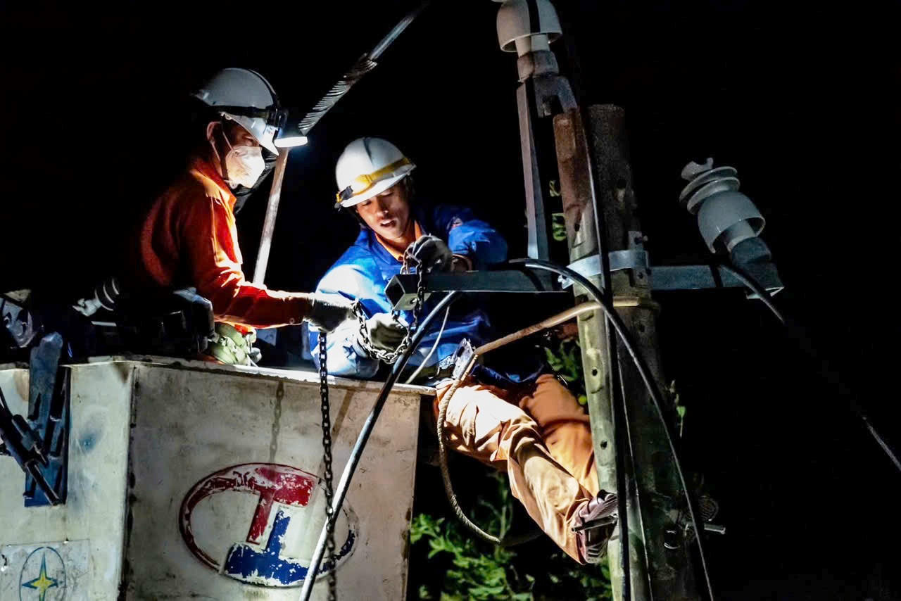 EVNCPC khôi phục lưới điện tại khu vực bị ảnh hưởng sau bão lũ.