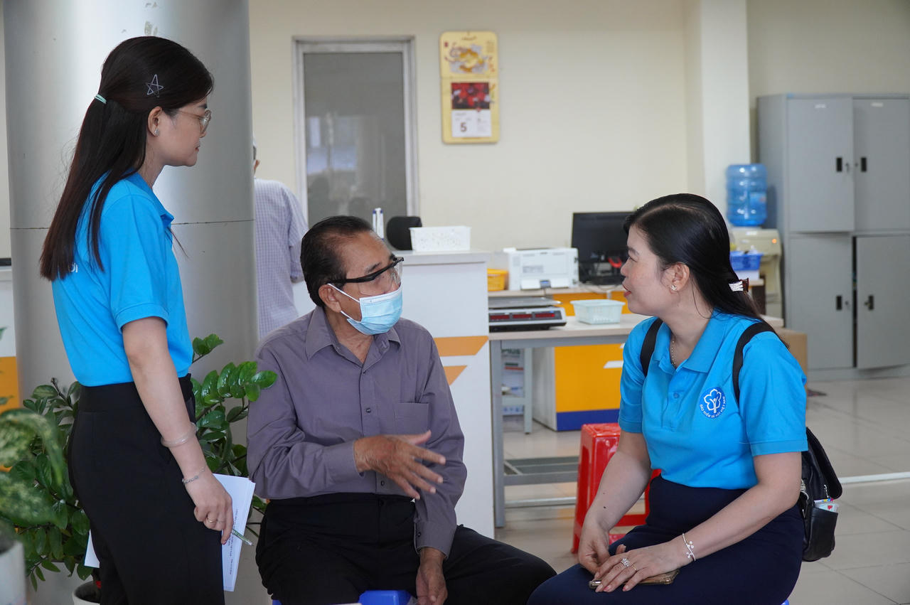 Các thành viên trong tiếp cận trực tiếp người dân, giải thích, hướng dẫn quy trình mở và sử dụng tài khoản