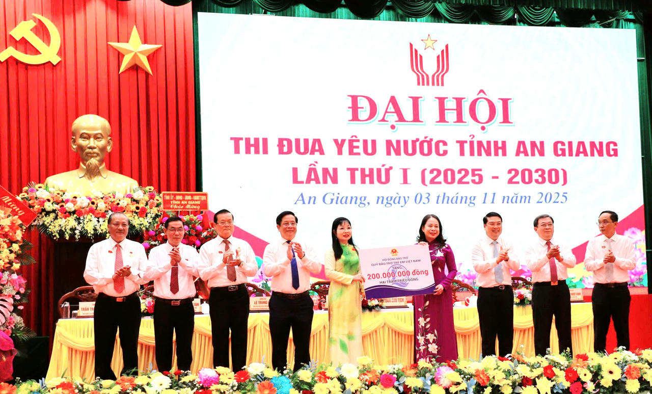 Bà Võ Thị Ánh Xuân, Phó Chủ tịch nước trao tặng số tiền 200 triệu đồng cho trẻ em có hoàn cảnh đặc biệt khó khăn trên địa bàn tỉnh An Giang.