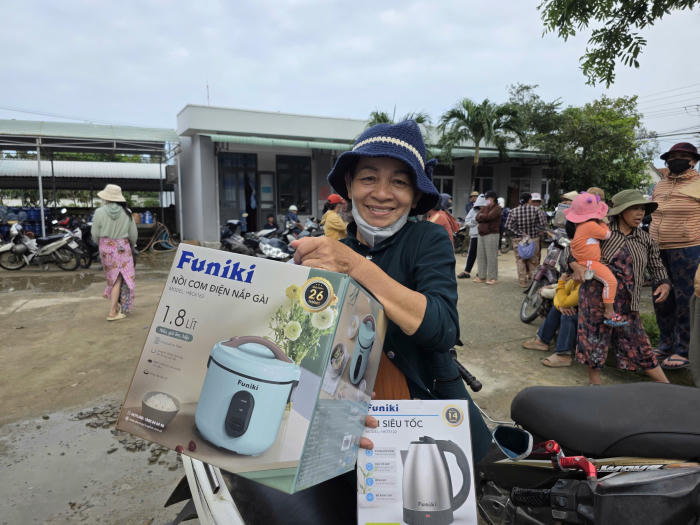 Người dân bảy tỏ sự trân trọng với sự hỗ trợ kịp thời từ Tập đoàn Hòa Phát
