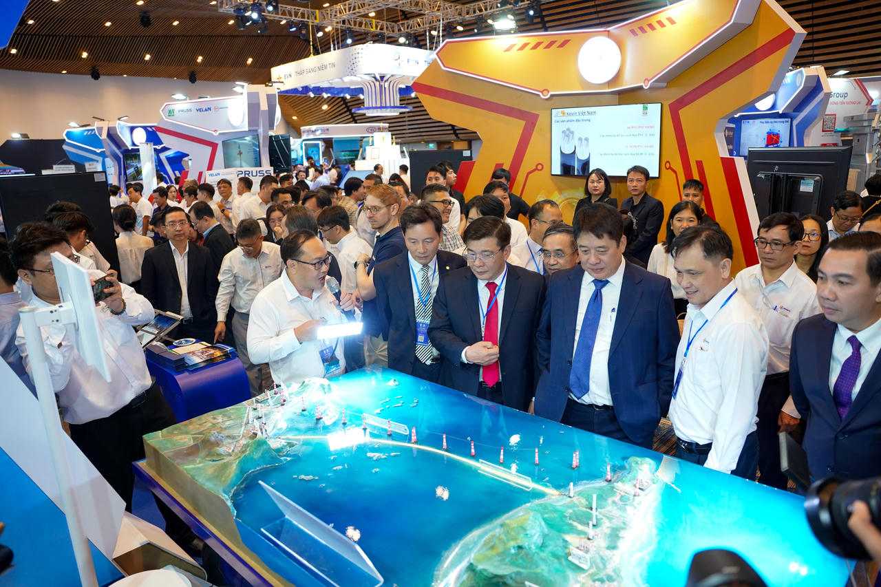 Tổng giám đốc EVN Nguyễn Anh Tuấn (thứ 3 từ phải sang) cùng các đại biểu tham quan gian hàng EVNSPC.