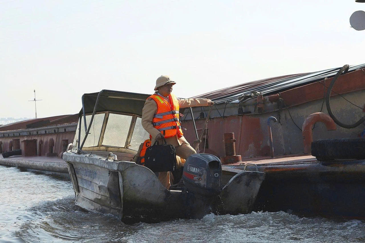 Tổ công tác cập mạn, kiểm tra phương tiện có dấu hiệu vi phạm.
