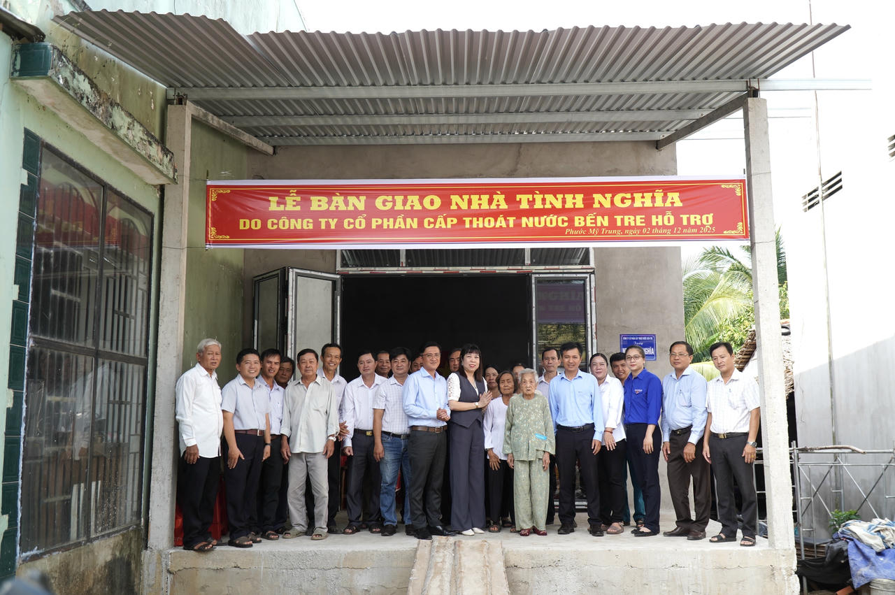 BEWACO trao tặng nhà tình nghĩa cho vợ liệt sĩ 96 tuổi. Ảnh: Kim Ngân