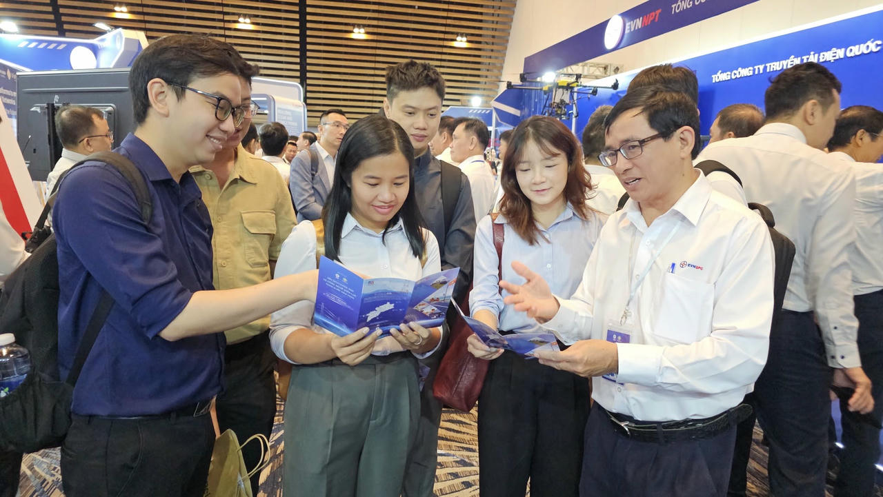 Ông Hoàng Quốc Sơn - Trưởng ban Truyền thông EVNSPC giới thiệu các sản phẩm công nghệ của EVNSPC tại gian hàng cho khách tham quan