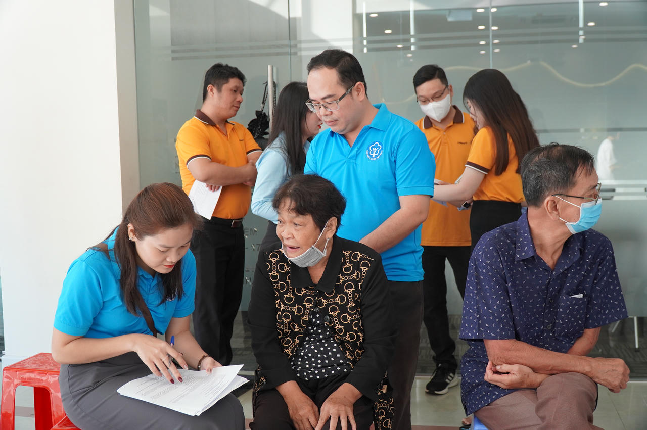 Nhân viên BHXH tuyên truyền về lợi ích của việc chi trả trợ cấp qua thẻ ATM 