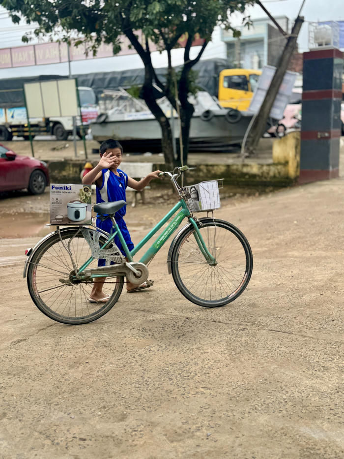 Nụ cười của một em bé sau khi nhận hỗ trợ
