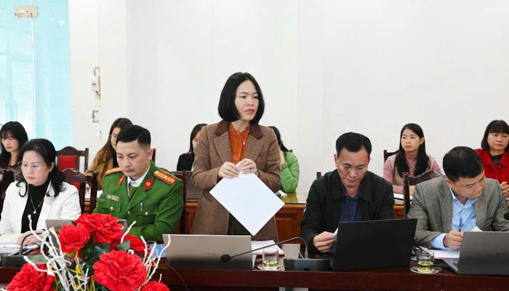 Đại diện Ủy ban Kiểm tra Đảng ủy xã báo cáo kết quả của đoàn kiểm tra. (Ảnh: Baolaocai)