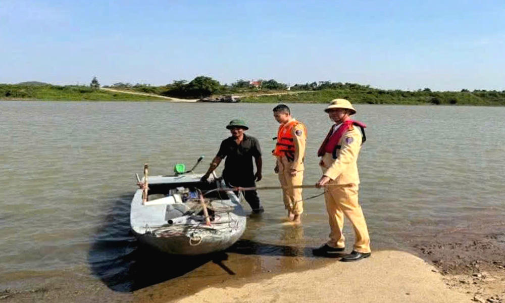 Lực lượng tuần tra phát hiện, xử lý trường hợp sử dụng kích điện để khai thác thủy sản trái phép.