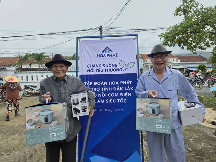 Bà con phấn khởi với món quà thiết thực vừa nhận được
