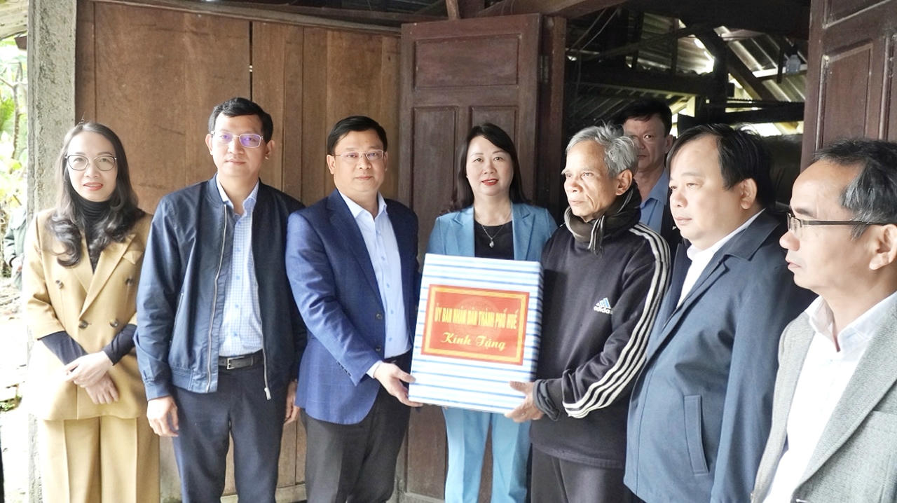 Lãnh đạo thành phố Huế thăm và tặng quà hộ gia đình có hoàn cảnh khó khăn.