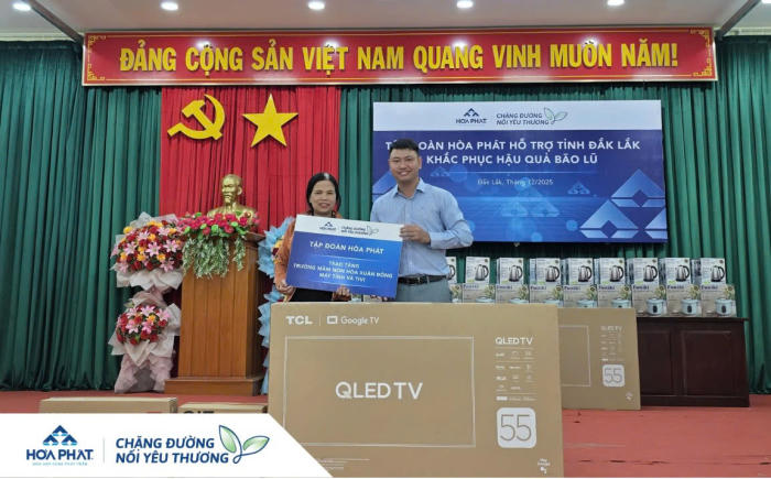 Anh Vũ Quang Huy -  Phó Giám đốc bộ phận Quản lý hạ tầng Công ty Thép Hòa Phát Dung Quất đại diện Tập đoàn Hòa Phát trao những phần quà tới bà con vùng lũ tại Đắk Lắk