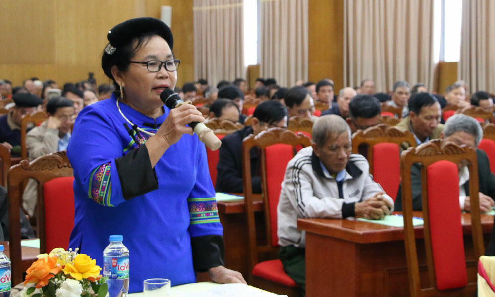 Bà Lý Thị Nghiên, bản Còn Trang, xã Xuân Lương nêu ý kiến tại hội nghị.