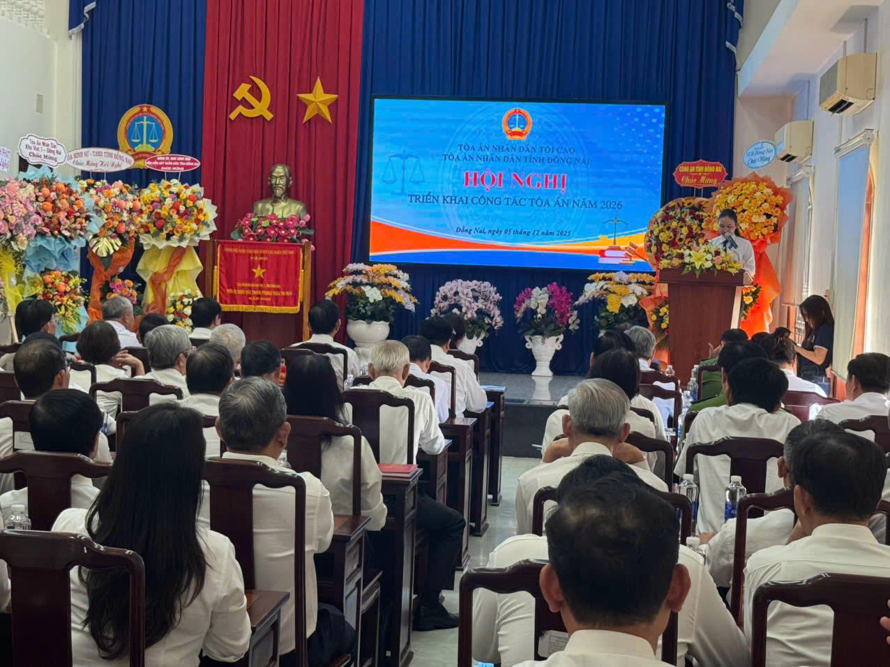 Toàn cảnh hội nghị.