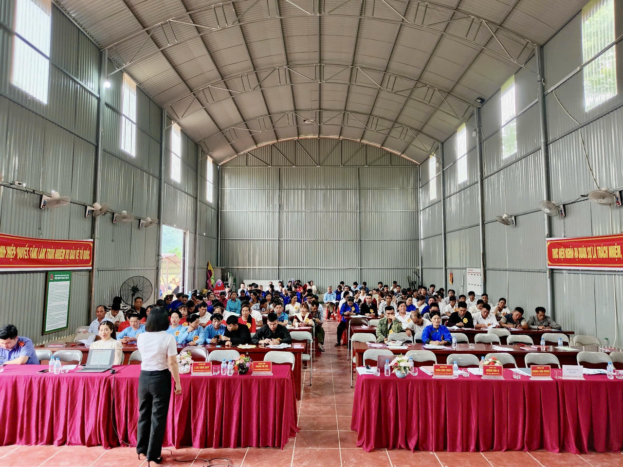 Cán bộ Sở Tư pháp tỉnh Lạng Sơn tuyên truyền pháp luật cho người dân. (Ảnh: Sở Tư pháp Lạng Sơn)