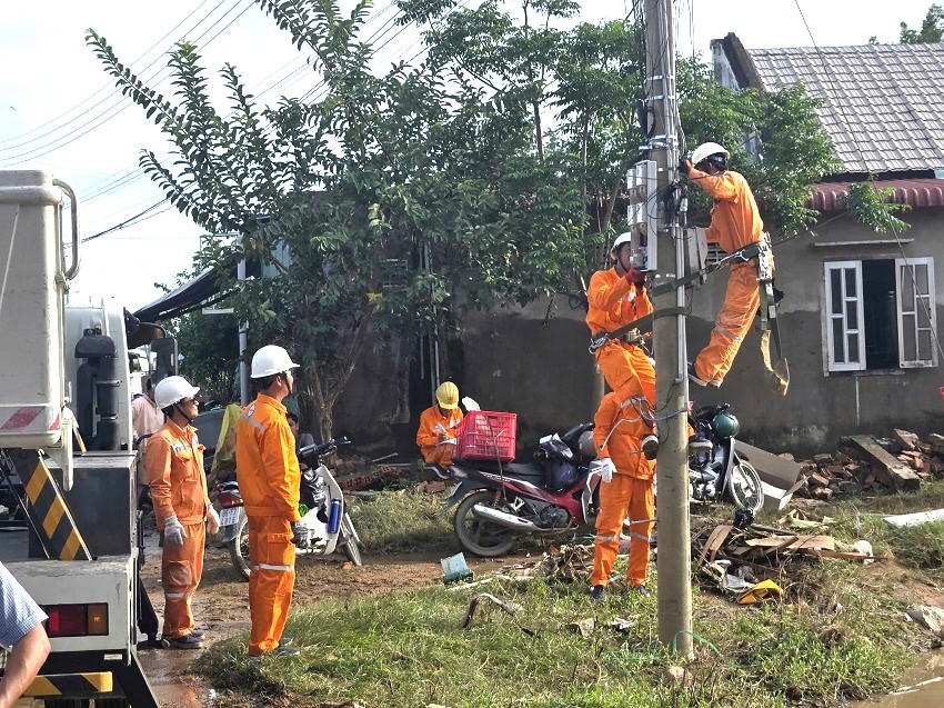 Công nhân Điện lực xử lý sự cố ngay sau khi nước rút