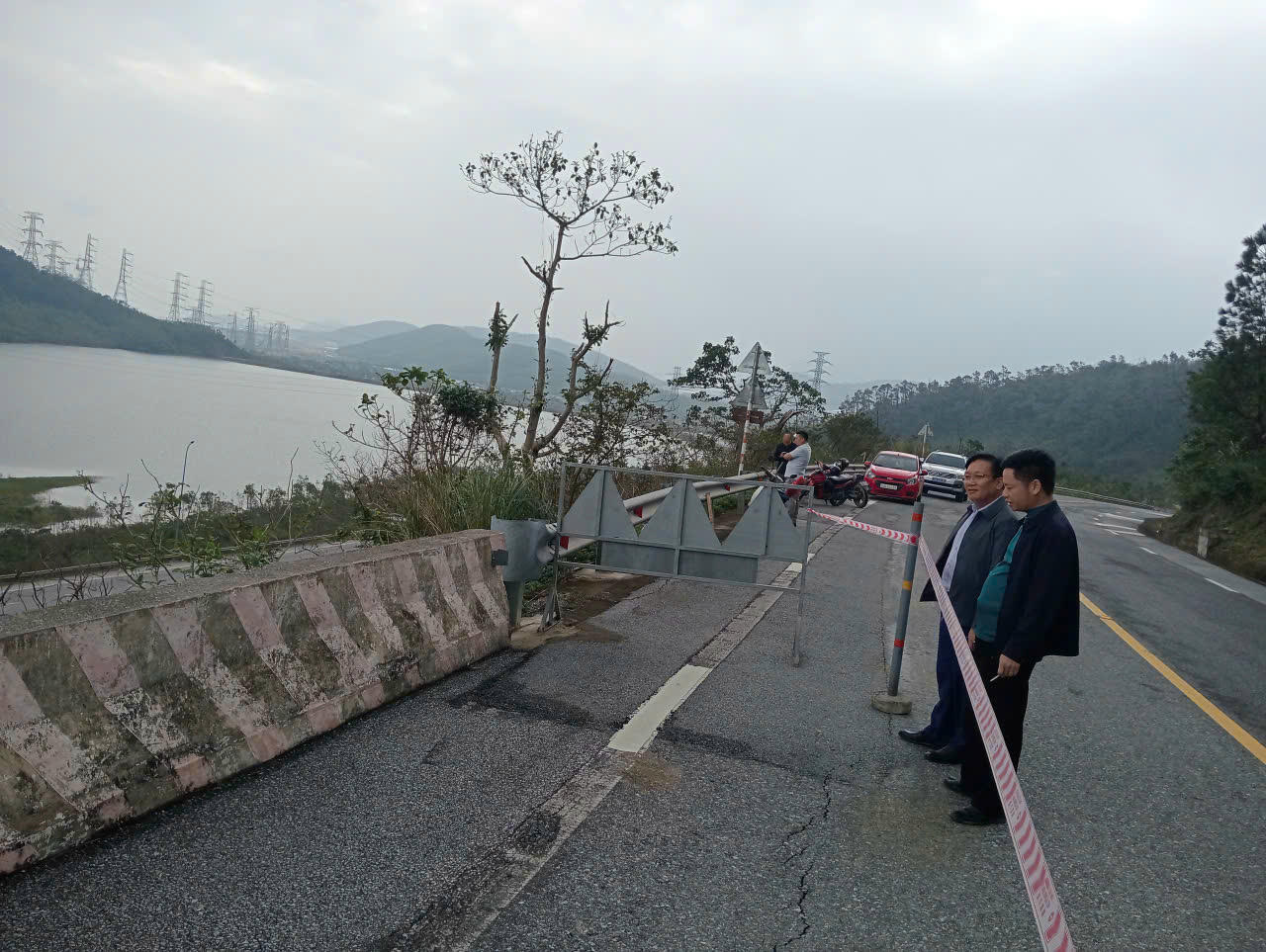 Lãnh đạo xã Phú Trạch và đơn vị quản lý đường bộ kiểm tra hiện trạng mặt đường tại khu vực Đèo Ngang.
