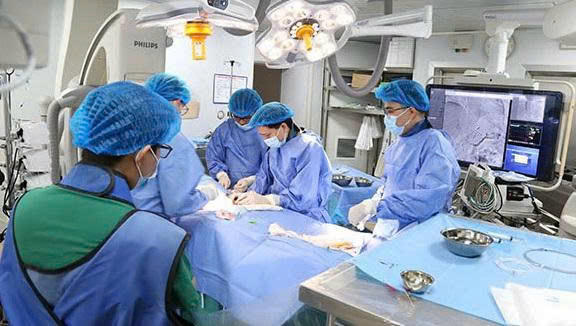 Ekip thực hiện can thiệp mạch não.&nbsp;Ảnh: BV Đa khoa tỉnh Phú Thọ.