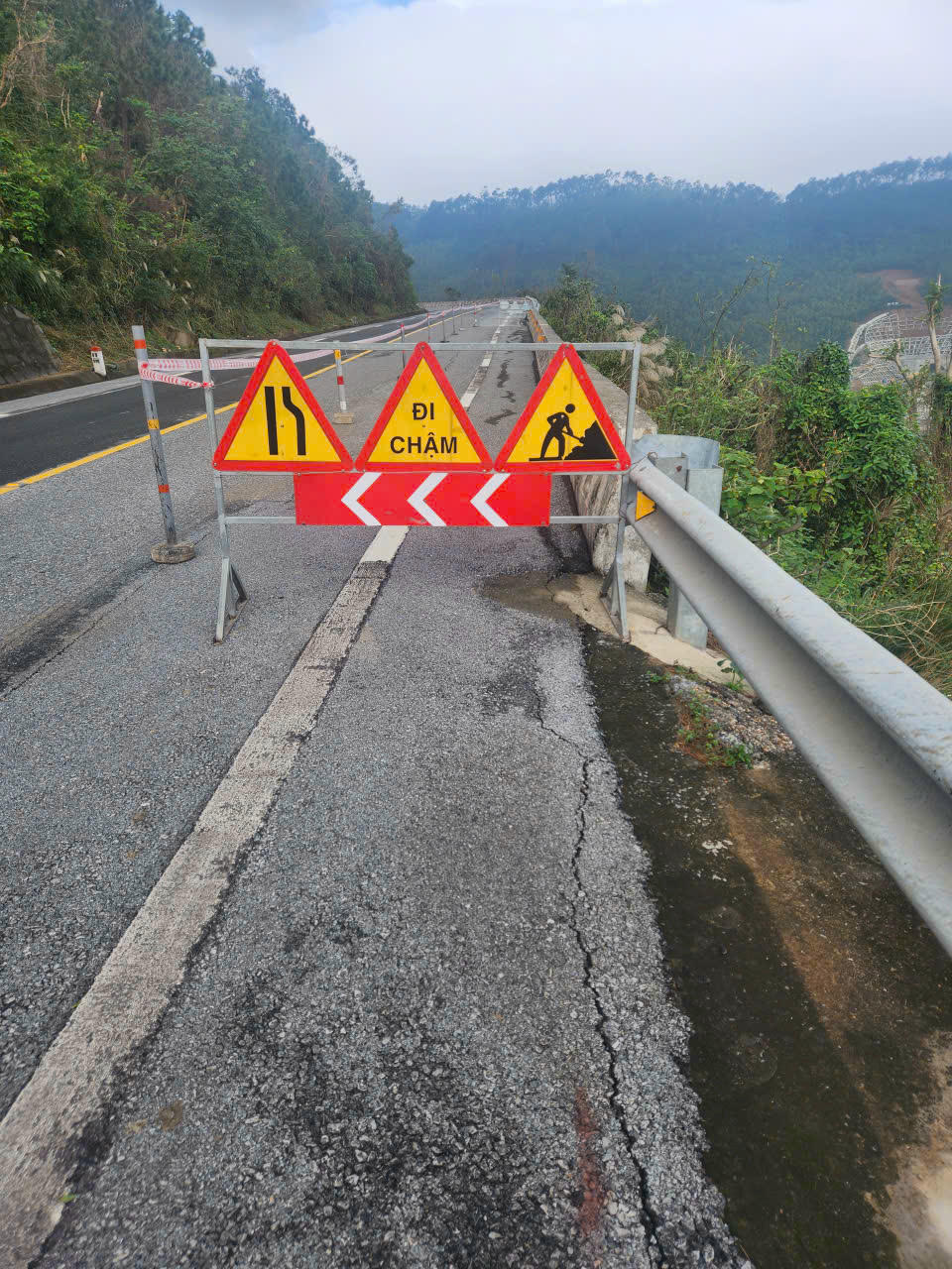 Biển báo được đặt tại khu vực có dấu hiệu sạt lở, nhằm cảnh báo phương tiện khi qua Đèo Ngang.