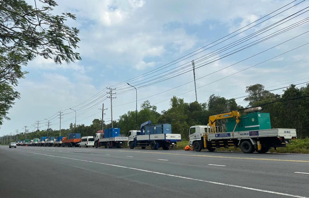   Ngành Điện huy động hàng chục máy phát điện từ các tỉnh/thành phố phía Nam “chi viện” cho Phú Quốc.