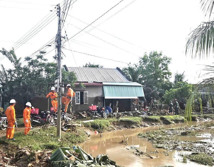 Công ty Điện lực Lâm Đồng huy động nhân lực xử lý ngay các sự cố điện sau khi nước rút