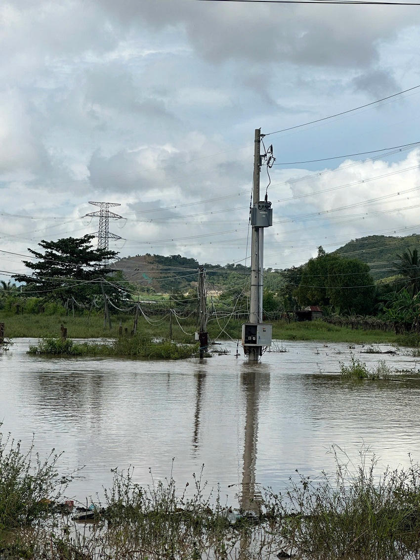 Nước lũ dâng cao buộc Công ty Điện lực phải tạm ngừng cung cấp điện một số khu vực để đảm bảo an toàn
