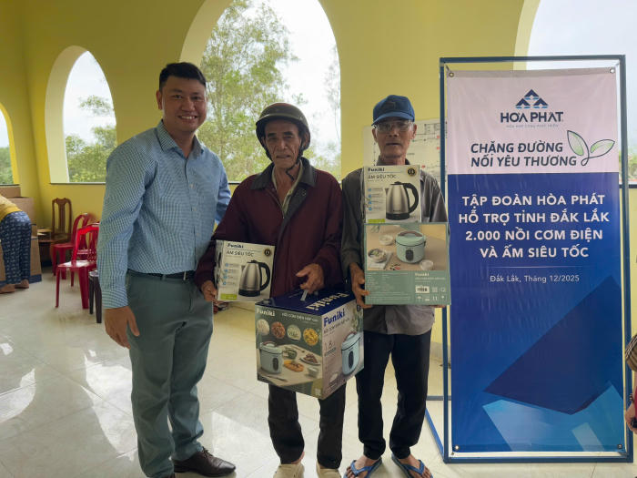 Anh Vũ Quang Huy trao tặng những phần quà tới bà con