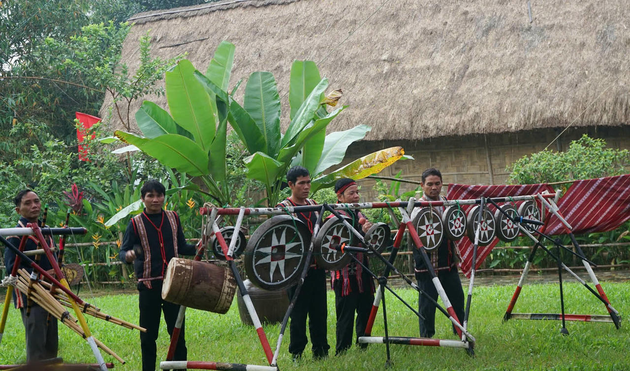 Đến với xã Hữu Liên, du khách được tham gia vào các hoạt động khám phá văn hóa, văn nghệ dân gian.