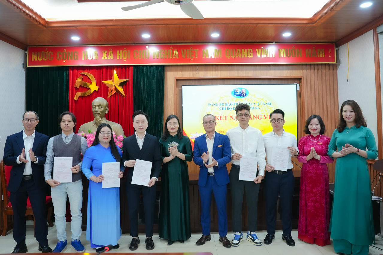 Đồng chí Trần Ngọc Hà, đồng chí Vũ Hồng Thuý, Chi uỷ Chi bộ Khối Nội dung chụp ảnh lưu niệm cùng 05 đảng viên mới.