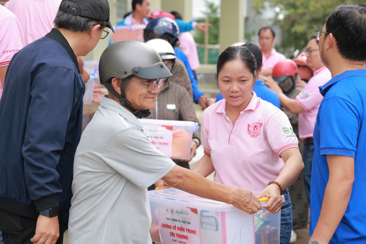 Cán bộ, nhân viên C.P. Việt Nam khẩn trương chuẩn bị những phần quà gửi tặng bà con.