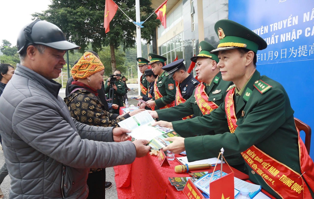 Đồn Biên Phòng Cửa khẩu Chi Ma phối hợp với Đồn Biên phòng Chiêu An - Trung Quốc tuyên truyền PBGDPL cho người dân biên giới. (Ảnh: Đồn BP Chi Ma)