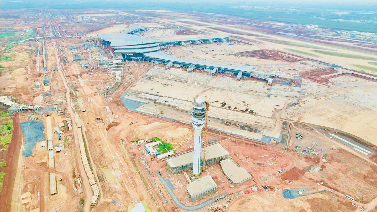 Tháp không lưu cao 123 m, mang dáng búp sen hài hòa với nhà ga hành khách, chuẩn bị bước vào giai đoạn vận hành chính thức.