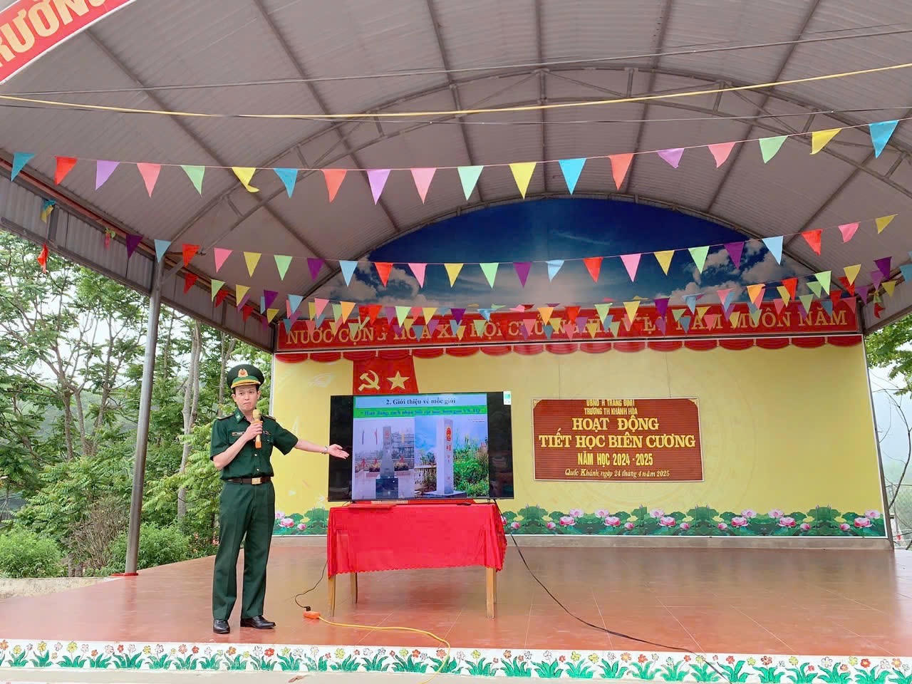 Cán bộ, chiến sĩ Đồn Biên phòng Pò Mã - BĐBP tỉnh Lạng Sơn tuyên truyền, PBGDPL cho người dân. (Ảnh: Đồn BP Na Hình)