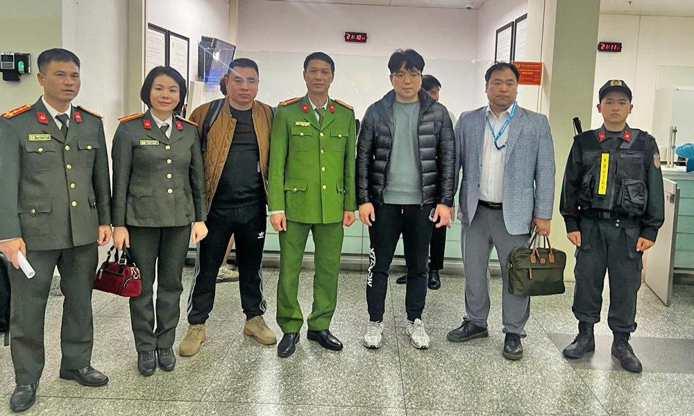 Bắt, bàn giao đối tượng bị Interpol truy nã đỏ cho Hàn Quốc