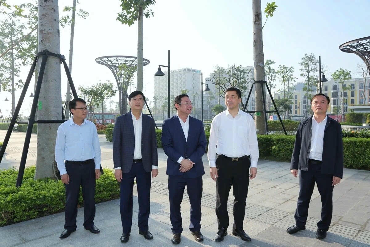 Phó Bí thư Thường trực Tỉnh ủy Thanh Hóa Nguyễn Hồng Phong (thứ 2 phải sang) khảo sát thực tế tại phường Sầm Sơn.