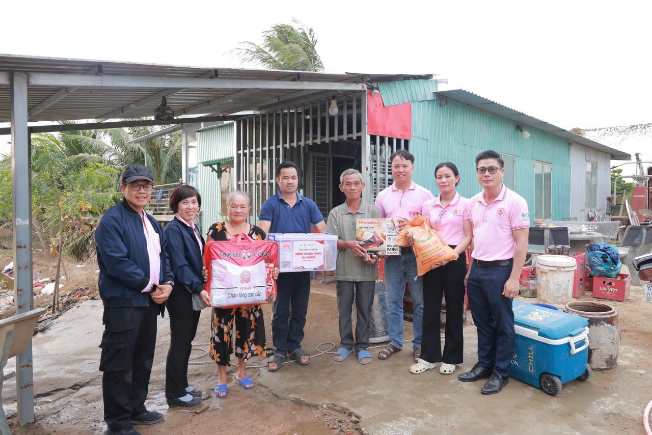 Đoàn công tác đến thăm hỏi gia đình của anh chị em đồng nghiệp tại miền Trung.