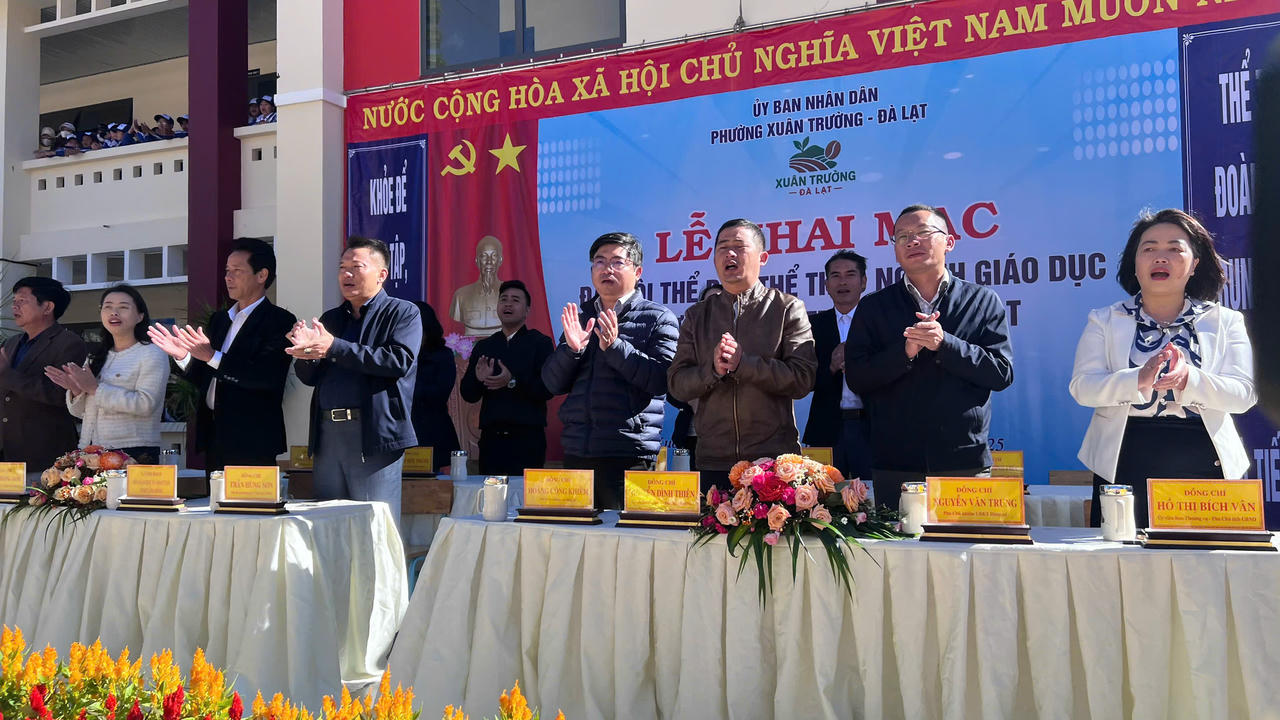 Lãnh đạo phường Xuân Trường - Đà Lạt chúc mừng các vận động viên.