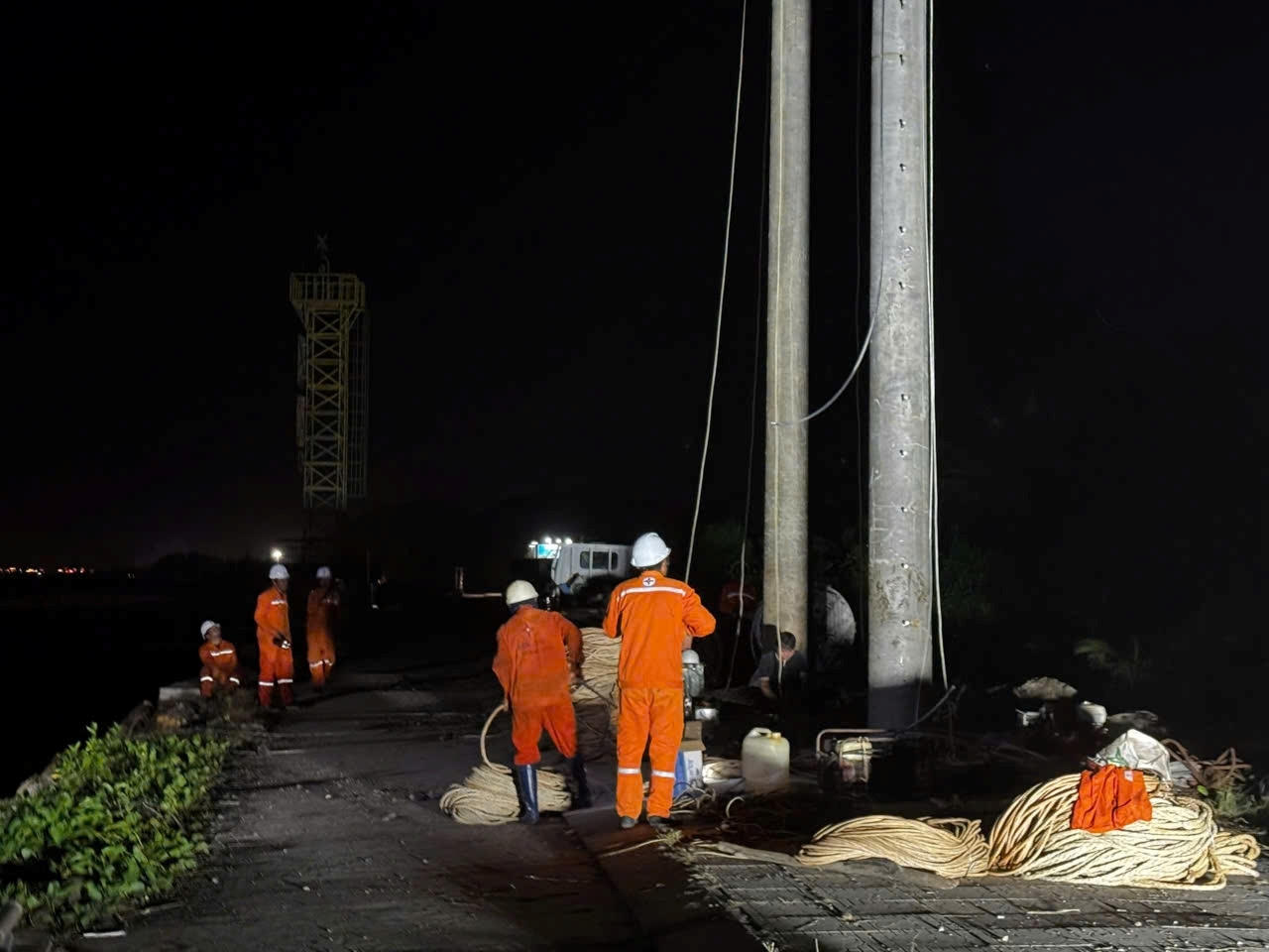 Trong ánh đèn công trường, những người công nhân điện lực vẫn trung cao độ, làm việc liên tục để đảm bảo tiến độ khôi phục điện cho Phú Quốc.