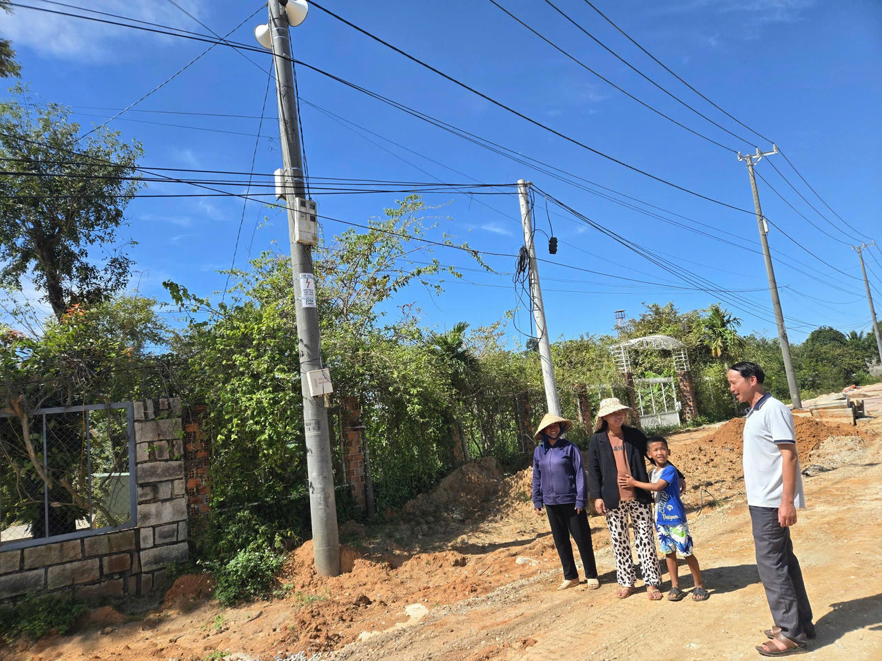 Cụm loa truyền thanh đặt tại khu dân cư thôn Đăk Prông, giúp người dân kịp thời nắm bắt các thông tin về giảm nghèo, phòng chống thiên tai và hoạt động của địa phương.