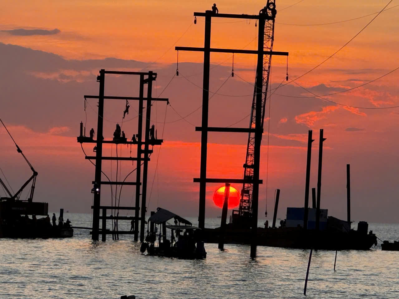 Trên công trường vẫn miệt mài thi công dù mặt trời đã xuống biển.