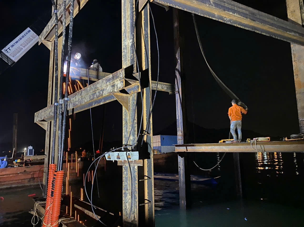 Giữa gió biển và đêm tối, công trường vẫn sáng đèn. Những đôi tay không ngừng nghỉ của lực lượng thi công vẫn đều đặn hoàn thiện từng công đoạn.