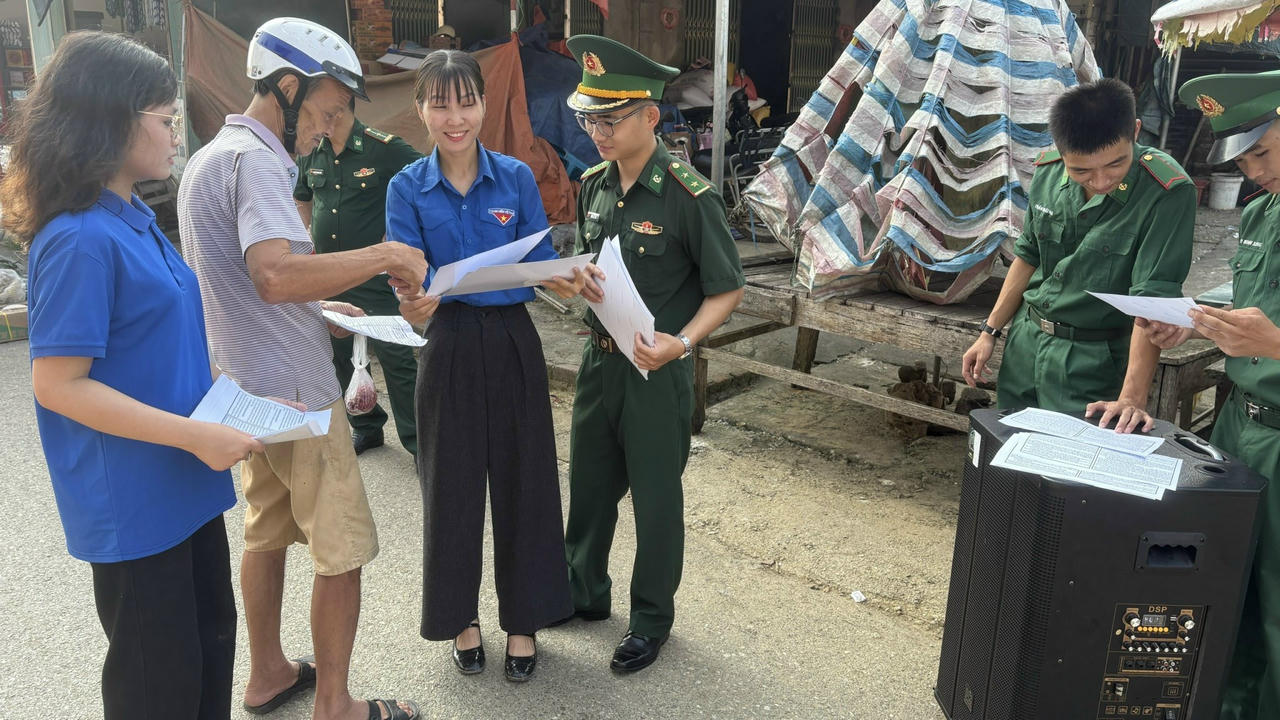 Cán bộ, chiến sĩ Đồn Biên phòng Pò Mã phối hợp với Đoàn thanh niên xã tuyên truyền, PBGDPL cho người dân biên giới. (Ảnh: Đồn BP Pò Mã)