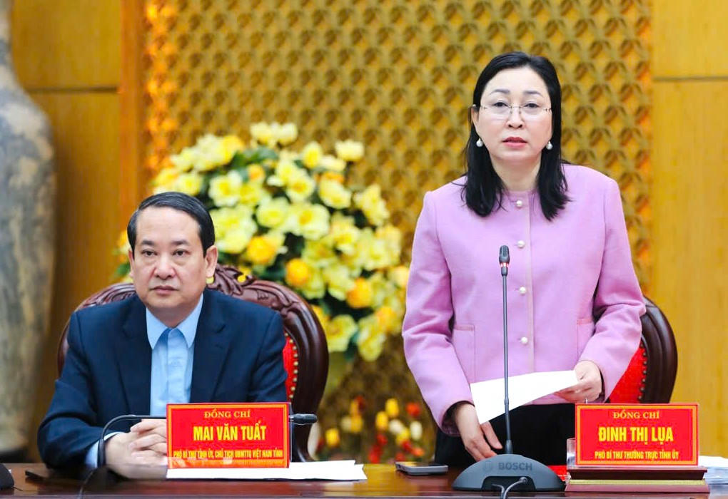 Phó Bí thư Thường trực Tỉnh ủy Đinh Thị Lụa phát biểu tại hội nghị.