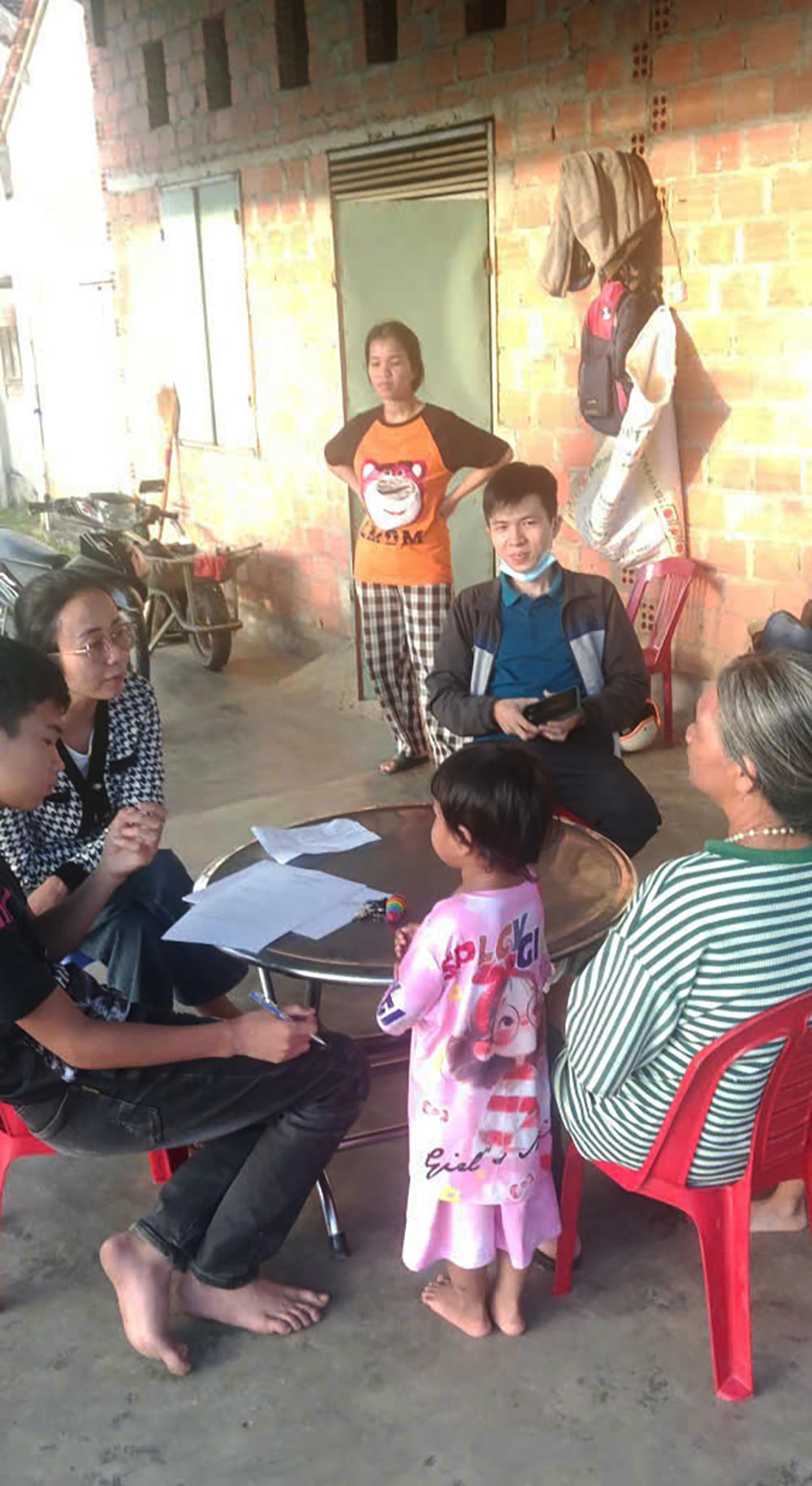 Cán bộ xã Đăk Rơ Wa đến từng hộ dân ở các thôn để nắm bắt tâm tư, tuyên truyền hỗ trợ người dân tiếp cận chính sách, nâng cao nhận thức và góp phần thực hiện mục tiêu giảm nghèo bền vững.