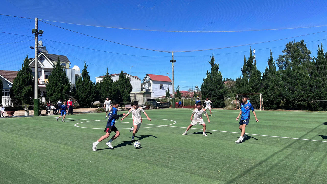 Ngay sau lễ khai mạc, các vận động viên sôi nổi tranh tài.