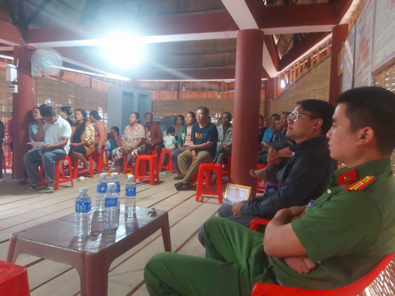 Bà con xã Đăk Rơ Wa tham gia buổi sinh hoạt cộng đồng, lắng nghe tuyên truyền về giảm nghèo, an sinh xã hội.