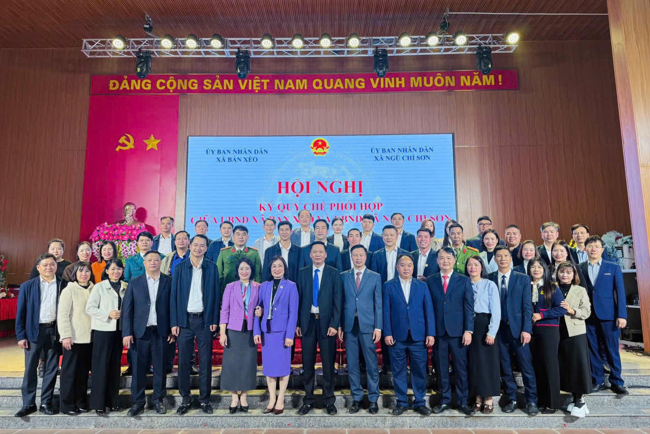 Các đại biểu chụp ảnh lưu niệm.