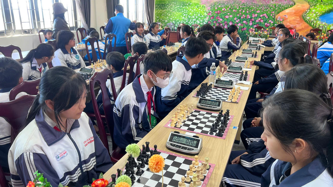 Các vận động viên thi đấu môn cờ vua.