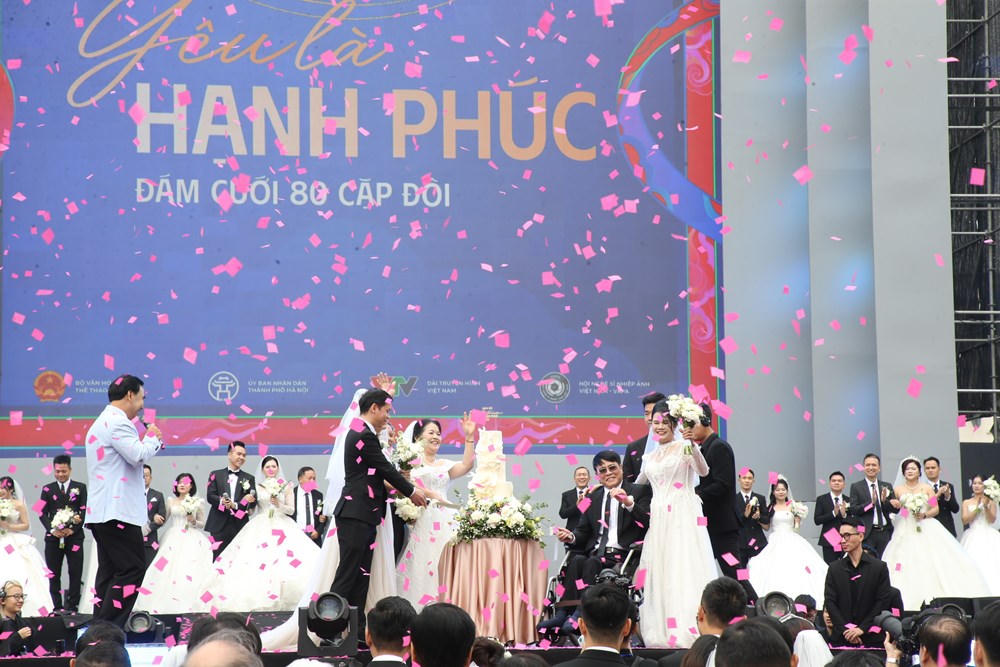 80 cặp đôi tham gia đám cưới tập thể “Ngày hội Việt Nam hạnh phúc”. (ảnh Huấn Trần)