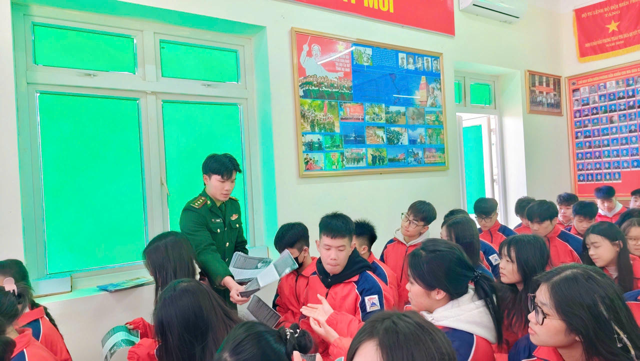 Chiến sĩ Đồn Biên phòng cửa khẩu Chi Ma tuyên truyền, PBGDPL cho các em học sinh trên địa bàn. (Ảnh: Đồn BPCK &nbsp;Chi Ma)